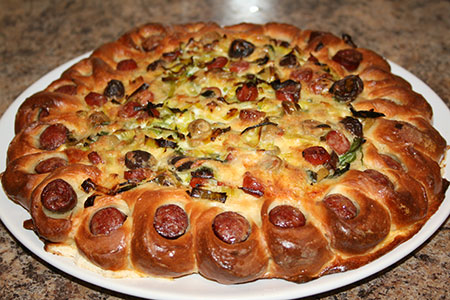 Пирог «Кружевной» с луком, оливками и охотничьими колбасками