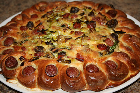 Пирог «Кружевной» с луком, оливками и охотничьими колбасками