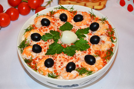 Салат «Царский» с кальмарами, креветками и красной икрой
