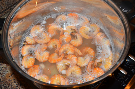 Салат «Морская жемчужина» с креветками, кальмарами и красной икрой