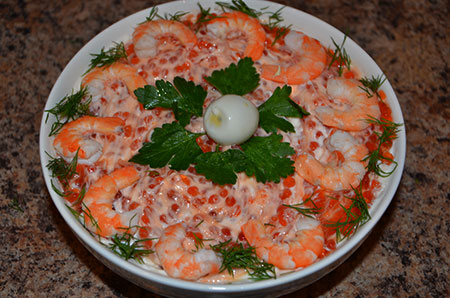 Салат «Морская жемчужина» с перепелиными яйцами и красной икрой